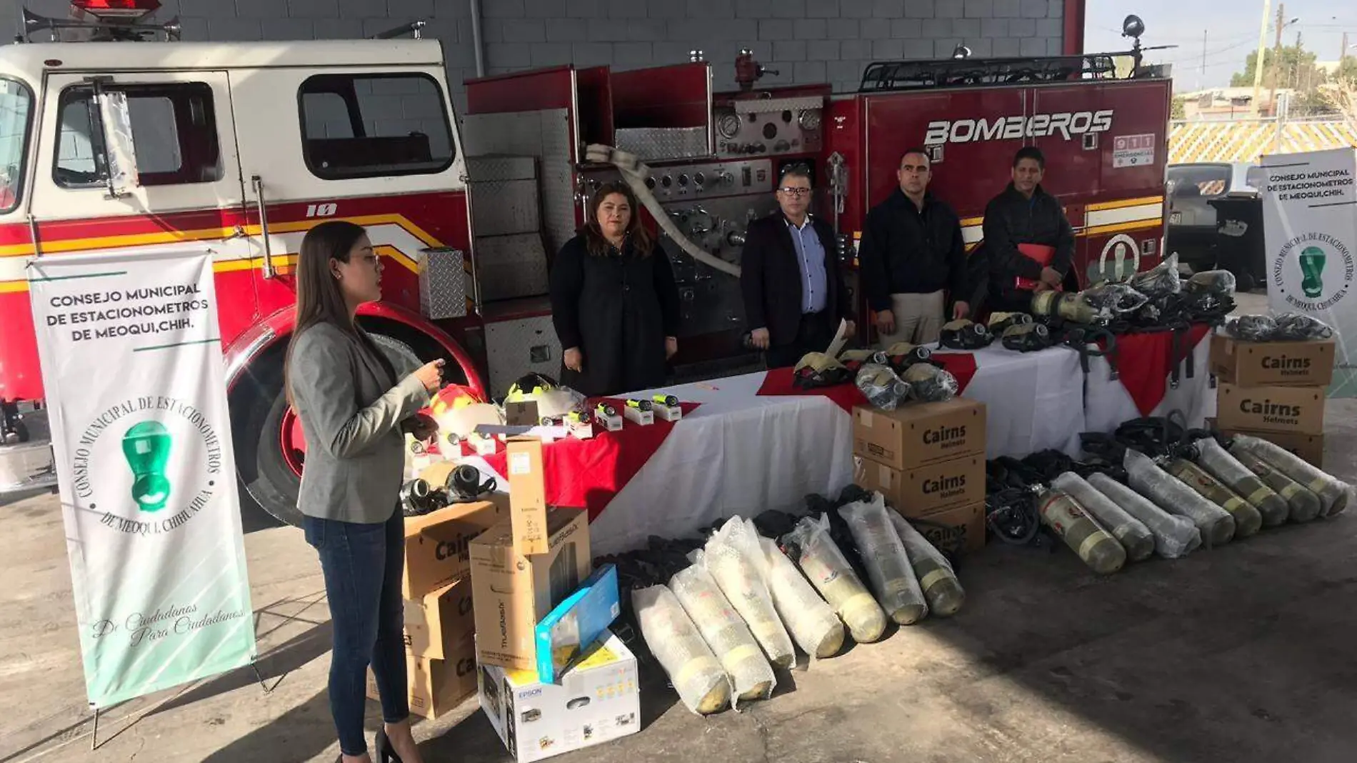 Donan equipo a Protección Civil y Bomberos